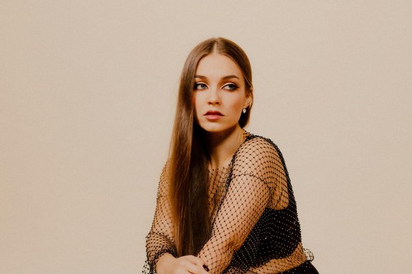 Elevate Your British Sophistication: Proven Tips for Mastering the Art of Wearing Elegant Jewelry